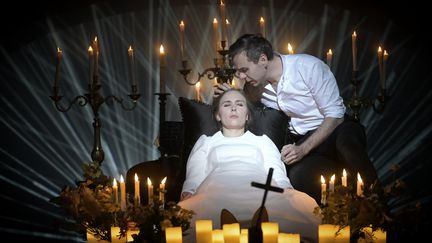 Elsa Dreisig et Benjamin Berrnheim dans "Roméo et Juliette" de Gounod à l'Opéra Bastille, mise en scène de Thomas Jolly. (VINCENT PONTET)