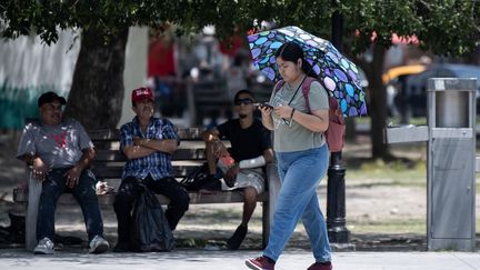 Des habitants de Monterrey (Mexique), le 13 juin 2023, lors d'une vague de chaleur dans l'Etat du Nuevo Leon. (MIGUEL SIERRA / EFE / MAXPPP)