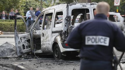 Une voiture de police, brûlée, à Viry-Châtillon (Essonne), le 8 octobre 2016. (THOMAS SAMSON / AFP)