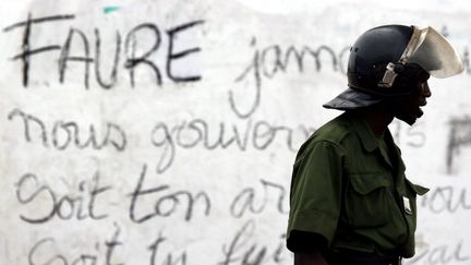 Un soldat togolais devant des graffitis contre le président Faure Gnassingbé à Lomé, le 27 avril 2005.   (REUTERS/Finbarr O&#039;Reilly)