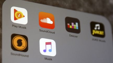 Plusieurs applications&nbsp;de&nbsp;services d'écoute de musique en streaming, de gauche à droite : Google Music, SoundCloud, Deezer, Juke, SoundCloud et Apple Music. (ALEX EHLERS / EPA / MAXPPP)