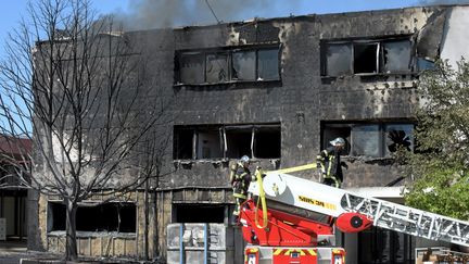 Un incendie a ravagé trois-quart du collège&nbsp;Les Pins, à Castries (Hérault), vendredi 14 juillet 2017. (MAXPPP)