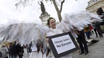 Une militante écologiste manifeste place de la République à Paris, le 29 novembre 2015. (MIGUEL MEDINA / AFP)