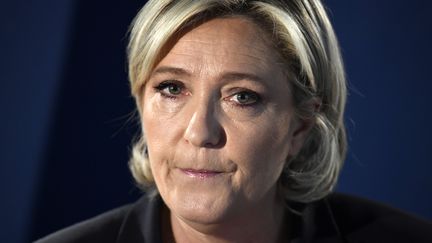 La présidente du Front national Marine Le Pen&nbsp;lors d'une conférence de presse à Paris le 21 avril 2017. (LIONEL BONAVENTURE / AFP)