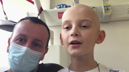 "Rêvons plus grand" c’est la devise du Paris-Saint-Germain. Une devise que Loïck, un jeune garçon qui se bat contre le cancer, a décidé de faire sienne. Via les réseaux sociaux, il a posté un message pour Neymar et ses coéquipiers. (France 2)