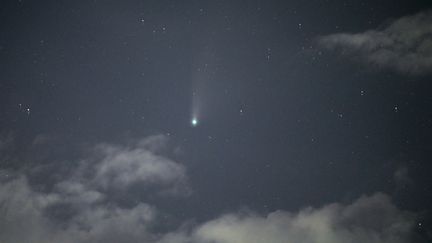 La comète Neowise vue du ciel de Birmanie. (YE AUNG THU / AFP)