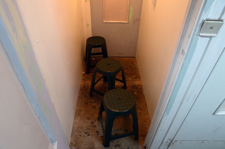 L'intérieur d'un parloir à la maison d'arrêt des hommes de Fresnes, le 3 octobre 2016. (JC HANCHE / CGLPL / FRANCEINFO)
