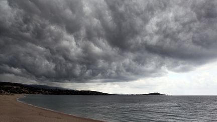 Une plage corse avant un orage. (Illustration).&nbsp; (PASCAL POCHARD-CASABIANCA / AFP)