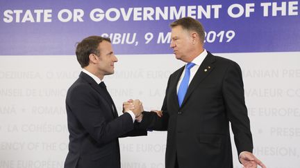 Le président français Emmanuel Macron et le chef de l'Etat roumain&nbsp;Klaus Iohannis se rencontrent&nbsp;à l'occasion du sommet de&nbsp;Sibiu&nbsp;(Roumanie), le 9 mai 2019. (LUDOVIC MARIN / AFP)