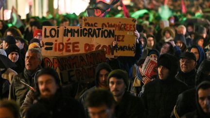 Des manifestants contre la nouvelle loi immigration, le 20 décembre 2023 à Rennes (Ille-et-Vilaine). (SEBASTIEN SALOM-GOMIS / AFP)