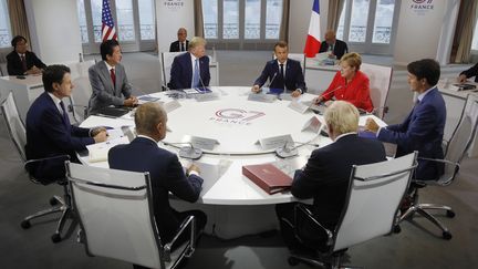 Les sept dirigeants du G7 autour de la table à Biarritz le dimanche 25 août 2019. (PHILIPPE WOJAZER / POOL AFP)