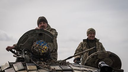 Des membres de l'armée ukrainienne participent à un entraînement militaire, dans les régions proches de la ligne de front à Kharkiv (Ukraine), le 29 mars 2024. (ADRI SALIDO / ANADOLU / AFP)