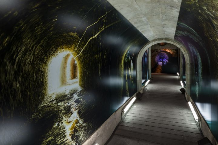 Les photos de Nan Goldin plonge le visiteur dans les entrailles du domaine de Versailles, à la découverte du réseau hydraulique des fontaines. (TADZIO / Château de Versailles)