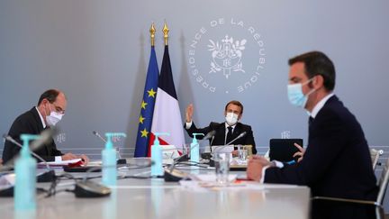 Le président Emmanuel Macron (au centre), le Premier ministre Jean Castex (à gauche) et le ministre de la Santé Olivier Véran lors d'un conseil de défense à l'Elysée, à Paris, le 21 novembre 2020.&nbsp; (THIBAULT CAMUS / AFP)