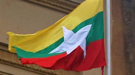 Le nouveau drapeau de la République de l'Union du Myanmar, le 21 octobre 2010. (AFP PHOTO/Soe Than Win)