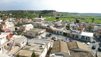 Le village de Pyla (Chypre), où cohabitent des Chypriotes-grecs et des Chypriotes-turcs. (LAURA BOUSHNAK / AFP)