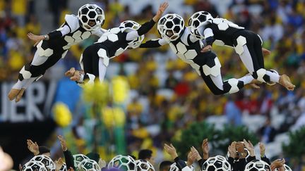 Des danseurs pendant la c&eacute;r&eacute;monie d'ouverture de la Coupe du monde de football &agrave; Sao Paulo (Br&eacute;sil), le 12 juin 2014. (IVAN ALVARADO / REUTERS)