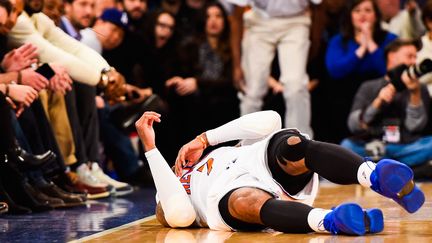 Carmelo Anthony, blessé au genou, pourrait prématurément mettre un terme à sa saison (ALEX GOODLETT / GETTY IMAGES NORTH AMERICA)