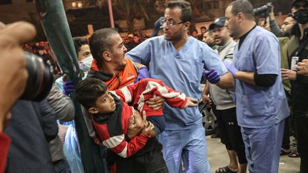 Un enfant blessé est emmené à l'hôpital à Khan Younès, dans la bande de Gaza, le 5 décembre 2023. (MUSTAFA HASSONA / ANADOLU / AFP)