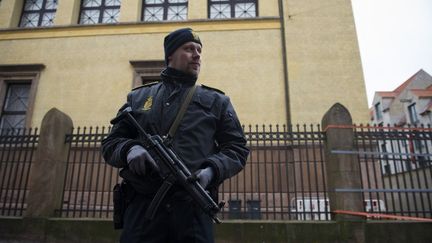 Un policier garde une synagogue &agrave; Copenhague (Danemark), le 15 f&eacute;vrier 2015. (ODD ANDERSEN / AFP)