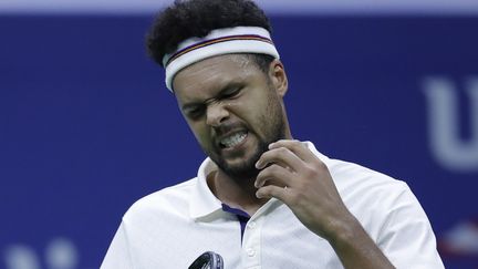 Jo-Wilfried Tsonga, grimaçant, n'est pas parvenu à faire ce qu'il voulait (EDUARDO MUNOZ ALVAREZ / AFP)