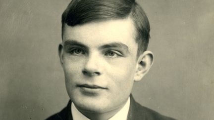 Le mathématicien Alan Turing, ici pris en photo à l'école de Dorset (Royaume-Uni) en 1928, avait été condamné en 1952 à cause d'une relation homosexuelle. (SHERBORNE SCHOOL / AFP)