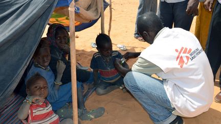 Une équipe de Médecins sans Frontières (MSF) intervient dans un camp de réfugiés maliens au Niger en 2012. (BOUREIMA HAMA / AFP)