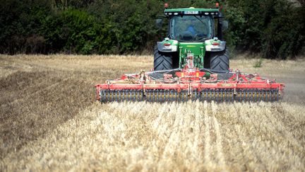 Un agriculteur travaille dans un champ à&nbsp;Illiers-Combray (Eure-et-Loir), le 25 août 2020. (JEAN-FRANCOIS MONIER / AFP)