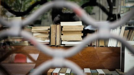 Une librairie fermée en raison du confinement, à Paris, le 30 octobre 2020. (MARIE MAGNIN / HANS LUCAS)