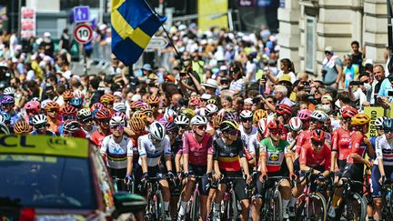 Le peloton du Tour de France au départ de la première étape, à Clermont-Ferrand, le 23 juillet 2023. (ADRIEN FILLON / AFP)