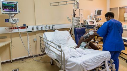 Un patient au centre hospitalier Andrée Rosemont de Cayenne (Guyane), le 31 mars 2017. (JODY AMIET / AFP)