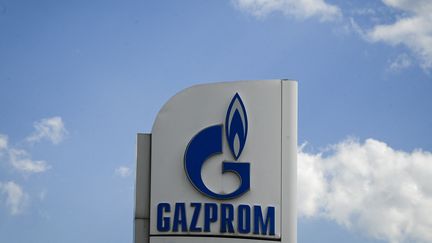 Logo du groupe russe Gazprom sur une station d'essence à Sofia (Bulgarie), le 27 avril 2022. (NIKOLAY DOYCHINOV / AFP)