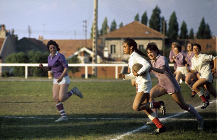 Un match de rugby féminin organisé en France en 1971. (JEAN-PIERRE LOTH / INA / AFP)