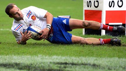 Frédéric Michalak inscrit le seul essai tricolore contre les Samoa (22-14) le 24 novembre 2012 (FRANCK FIFE / AFP)