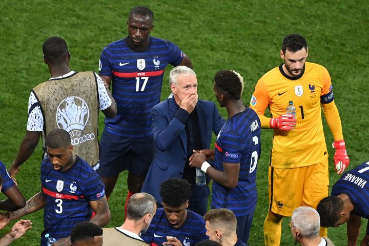 Didier Deschamps en pleine discussion avec Paul Pogba en prolongation face à la Suisse à l'Euro 2021, lundi 28 juin. (DANIEL MIHAILESCU / AFP)