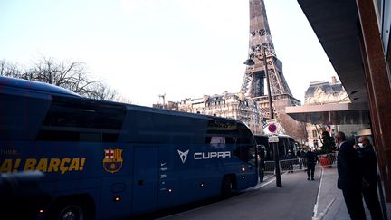 Le bus des joueurs du&nbsp;FC Barcelone garé à l'extérieur de l'hôtel Pullman dans le 15e arrondissement de Paris, le 9 mars 2021. (FRANCK FIFE / AFP)