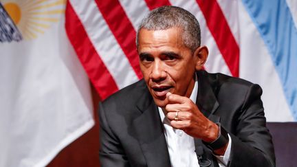 L'ancien président des Etats-Unis, Barack Obama, lors d'une rencontre avec des étudiants à l'université de Chicago (Illinois), le 24 avril 2017. (KAMIL KRZACZYNSKI / AFP)