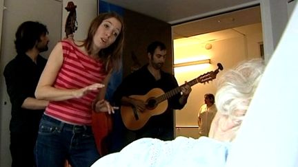 Liz Cherhal en concert à l'hôpital, un rayon de soleil illumine les coeurs
 (France3 / Culturebox)