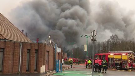 Malgré les efforts des pompiers pour le contenir, l'incendie a gagné tout le complexe en seulement quelques heures. (FRANCE 2)