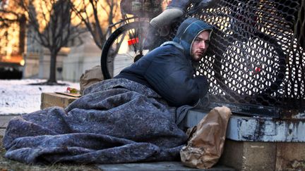 Nicholas Simmons, 20 ans, tente de se r&eacute;chauffer samedi 4 janvier 2014 dans une rue de Washington (Etats-Unis). Cette photo a &eacute;t&eacute; s&eacute;lectionn&eacute; pour faire la une de "USA Today" le lendemain. (JACQUELYN MARTIN / AP / SIPA)