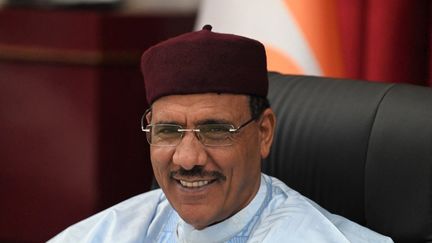 Le président nigérien, Mohamed Bazoum, lors d'une réunion à Niamey (Niger) le 2 mai 2022. (ISSOUF SANOGO / AFP)