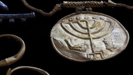 Médaillon avec un chandelier à sept branches trouvé lors de fouilles archéologiques au pied du mur sud de la mosquée El Aqsa (photo de 2013). (TALI MAYER / AFP)