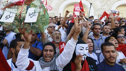 Des manifestants r&eacute;clament le d&eacute;part du gouvernement &agrave; Tunis (Tunisie), le 23 octobre 2013.&nbsp; (ANIS MILI / REUTERS)