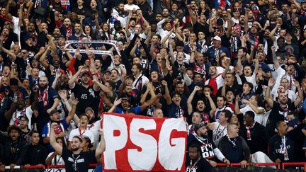 Des supporters parisiens lors du match de Ligue 1 entre le PSG et l'OM le 24 septembre 2023. (YOAN VALAT / MAXPPP)