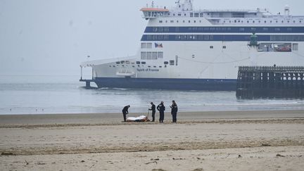 Des policiers lors de la découverte d'un corps, le 6 novembre 2024 sur la plage de Calais (Pas-de-Calais). (BERNARD BARRON / AFP)