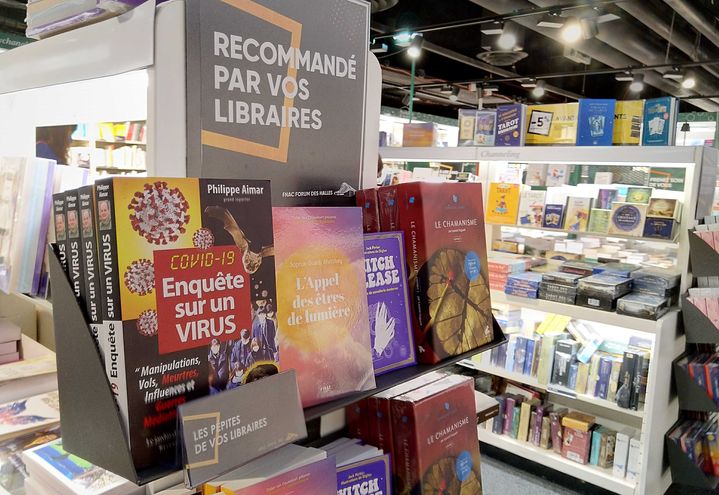 Le présentoir de recommandations de la Fnac des Halles à Paris, le 13 septembre 2021. (JULIEN NGUYEN DANG / FRANCEINFO)