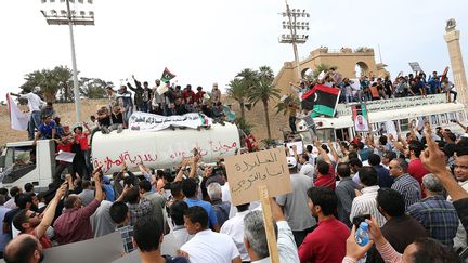 Des Libyens favorables &agrave; la loi d'exclusion politique manifestent &agrave; Tripoli (Libye), dimanche 5 mai 2013. (MAHMUD TURKIA / AFP)