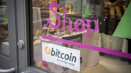 Une affichette sur un magasin new-yorkais indique qu'il accepte les paiements en bitcoins. (RICHARD B. LEVINE / NEWSCOM / SIPA)