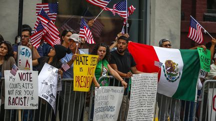 &nbsp; (La communauté mexicaine de Chicago manifeste pendant un meeting de Donald Trump dans un restaurant de la ville © MaxPPP)