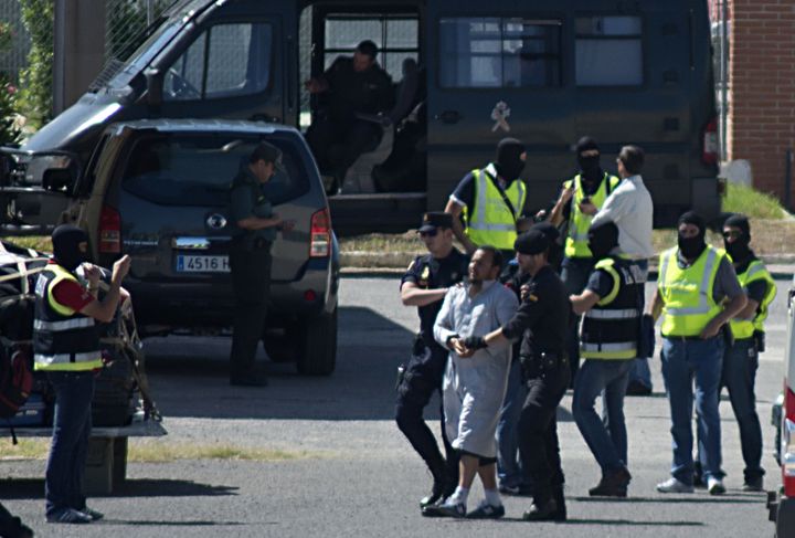 La police espagnole arrête un homme suspecté d'appartenir à une cellule jihadiste à Melilla, le 30 mai 2014. (BLASCO DE AVELLANEDA / AFP)